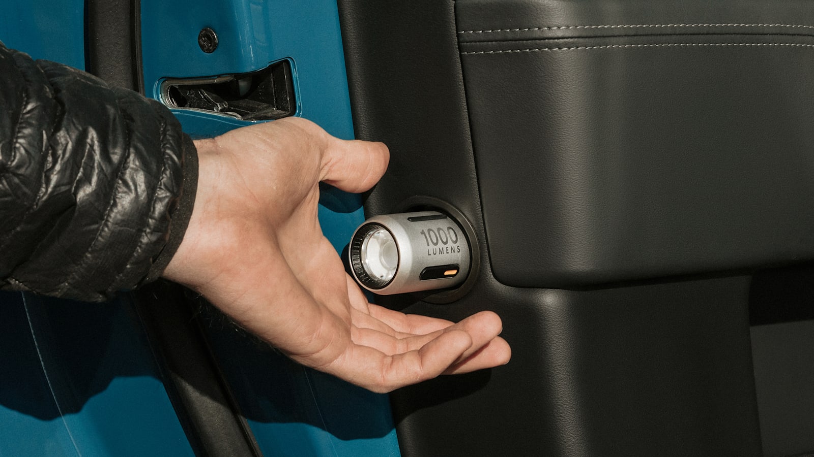 Багажник спереду і &quot;дірка&quot; в борту: 9 крутих фішок електричного пікапа Rivian R1T